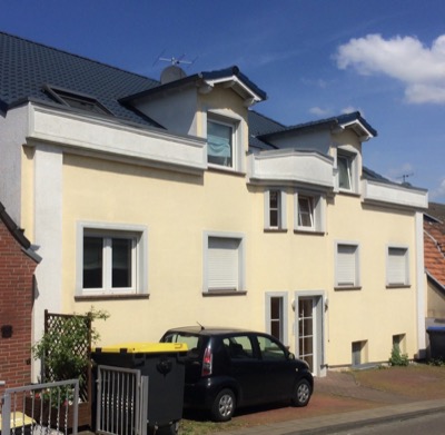 Fassadenarbeiten an einer sanierten Hausfassade