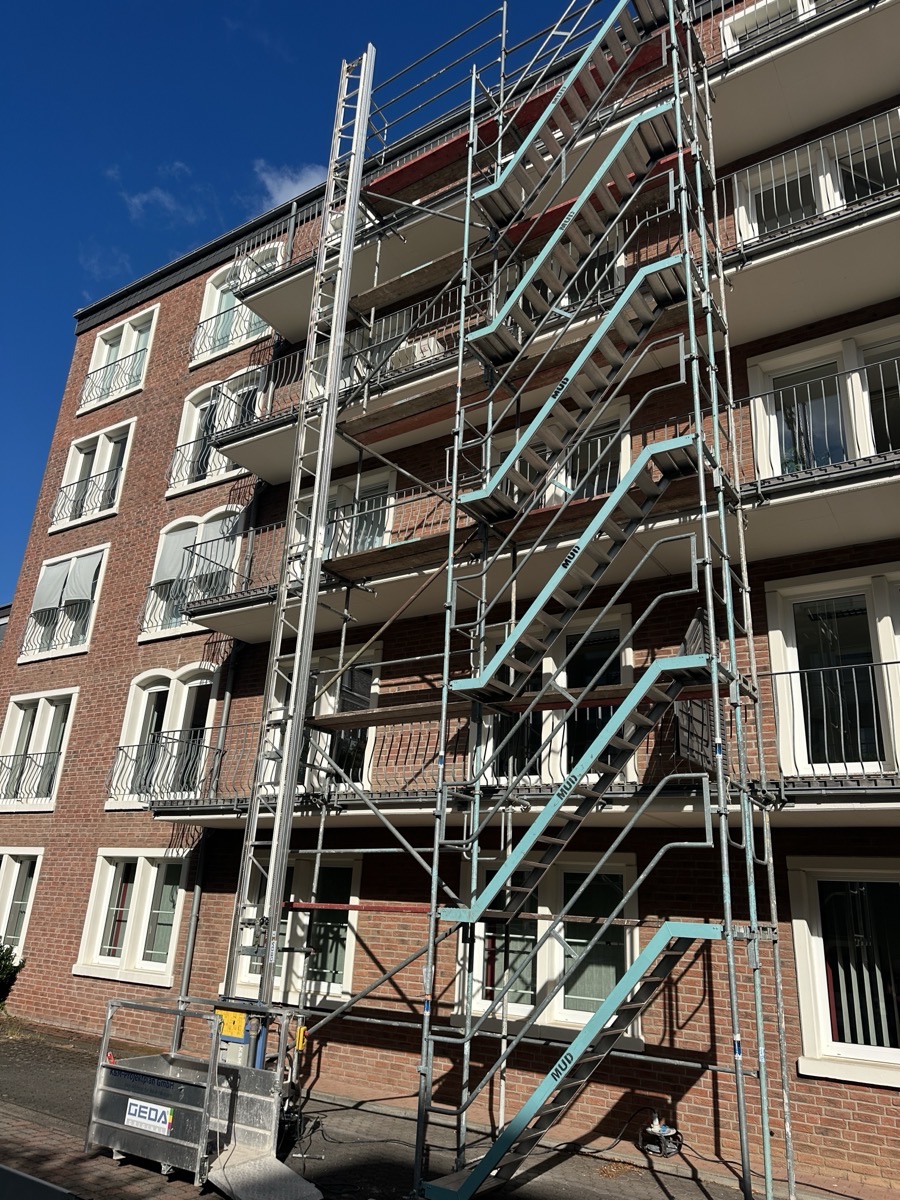 Balkonsanierung an einer Wohnanlage in der Gerüstphase mit Bautreppe