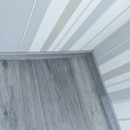 Nahaufnahme eines verlegten Bodenbelags