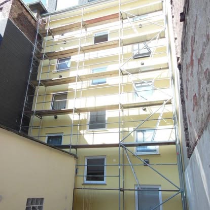 Fassadenarbeiten an einer Wohnanlage mit Gerüst