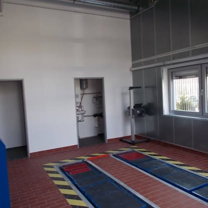 Fliesenarbeiten in einem gefliesten Objektbereich