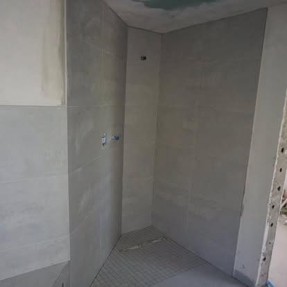 Gefliester Duschbereich