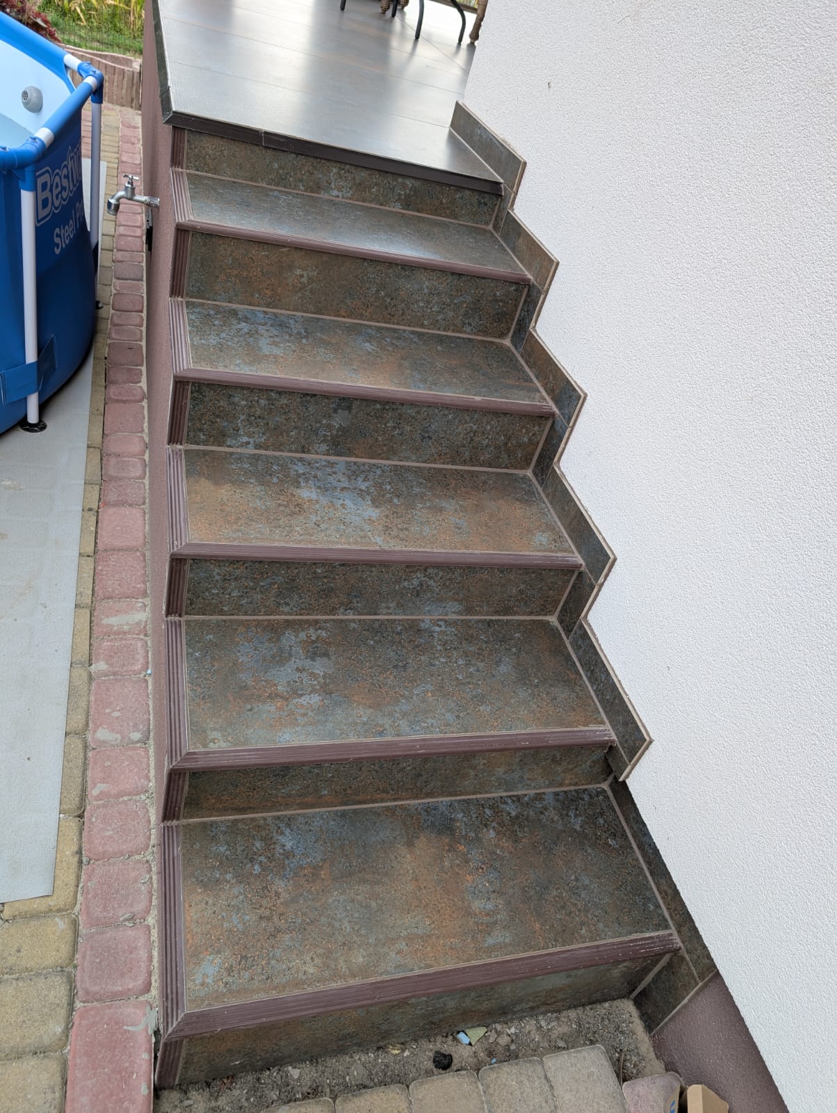 Fliesenarbeiten an einer Außentreppe