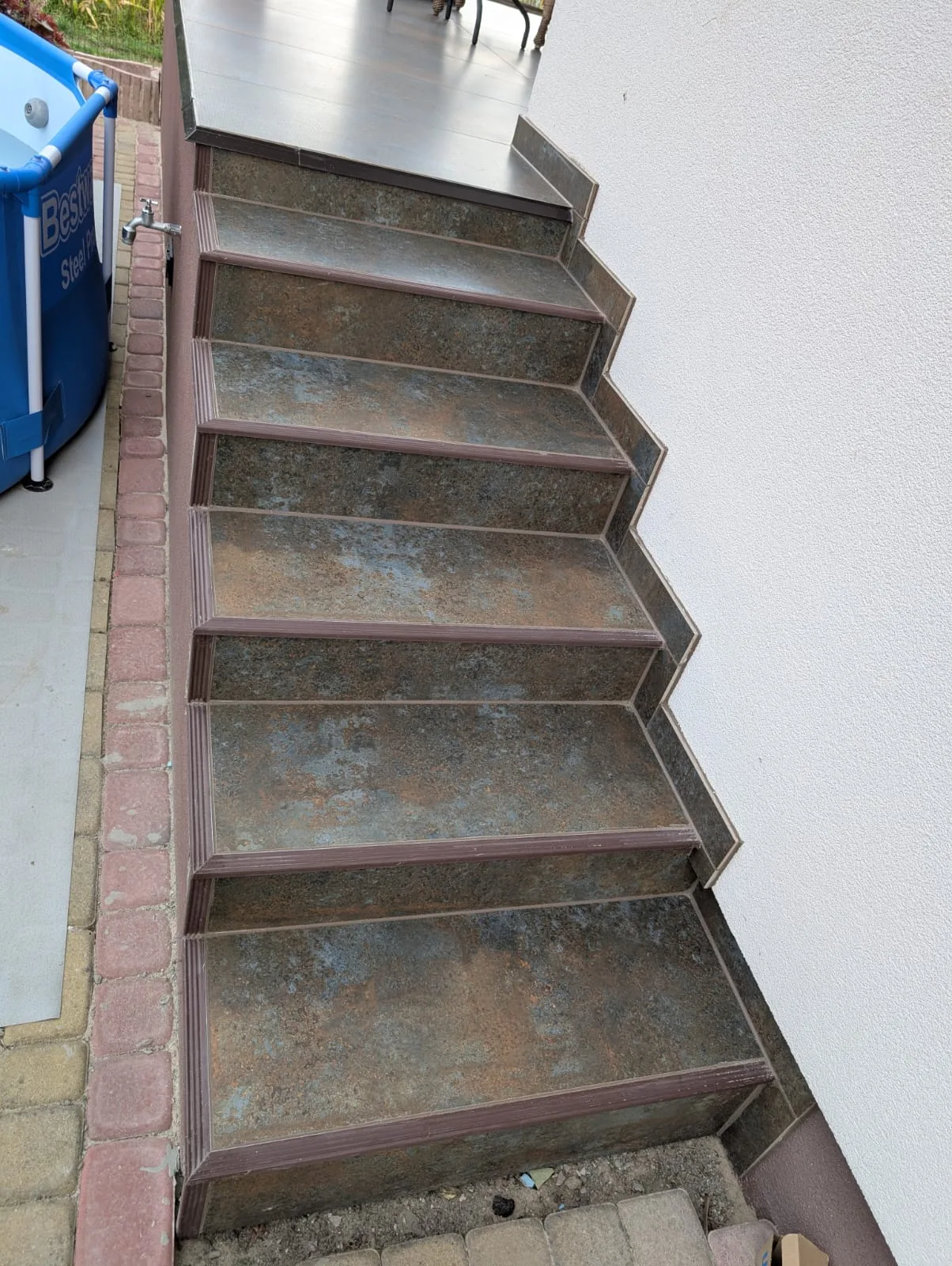 Fliesenarbeiten an einer Außentreppe