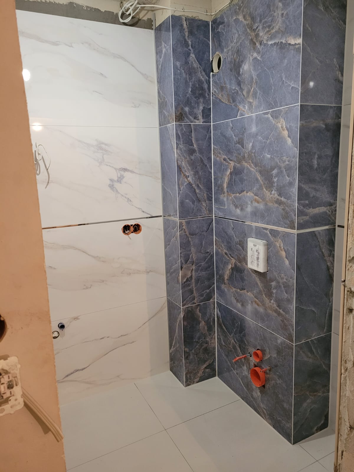 Fliesenarbeiten mit dunkler Akzentwand im Bad