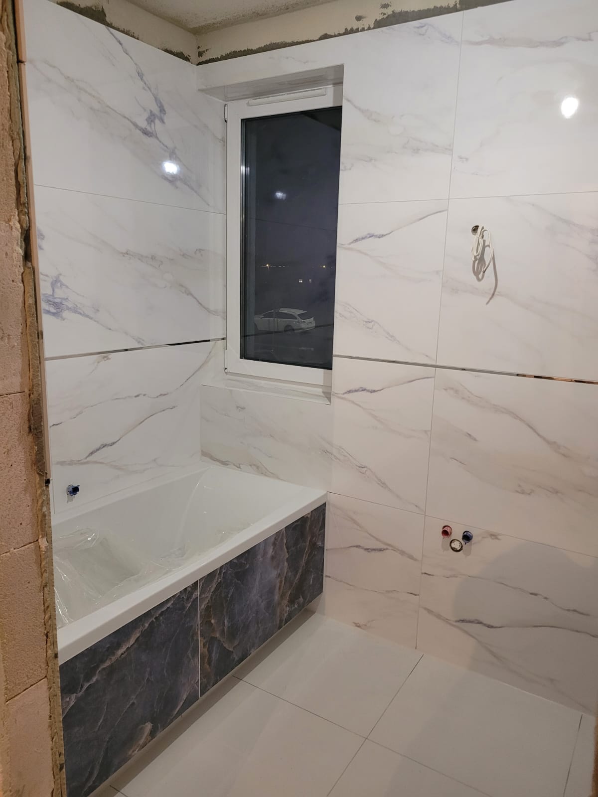 Fliesenarbeiten im Bad mit Wanne und ruhiger Oberfläche