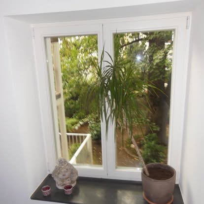 Frisch gestrichener Fensterbereich im Innenraum