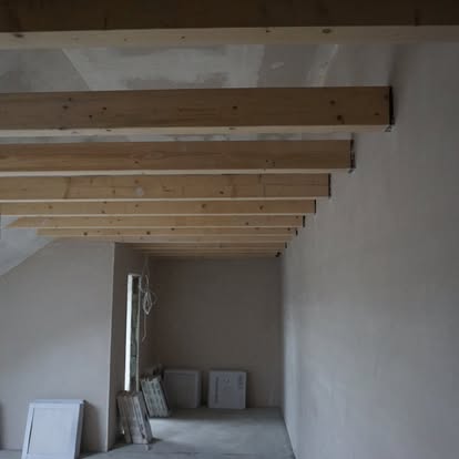 Trockenbau im Dachgeschoss mit sichtbarer Balkenstruktur