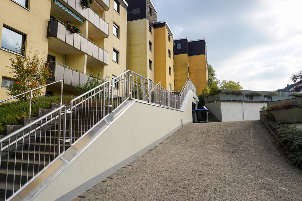 Treppenaufgang saniert und neues Edelstahlgeländer angebracht